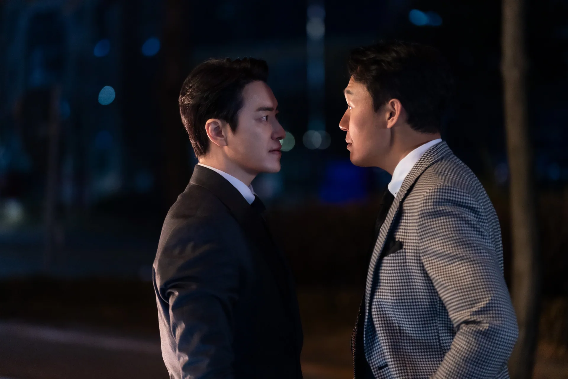 좋거나 나쁜 동재에서 대치하는 서동재 역 이준혁과 남완성 역 박성웅